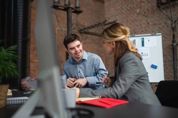 Comment garantir une communication efficace pour les aînés et les personnes malvoyantes ou malentendantes ?