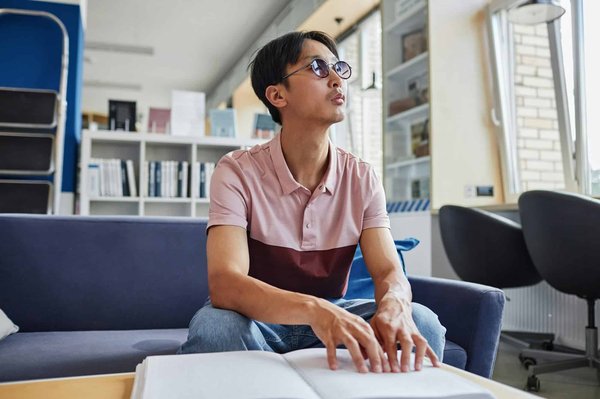 Boutique pour malvoyant et aveugle : quel téléagrandisseur choisir dessus ?